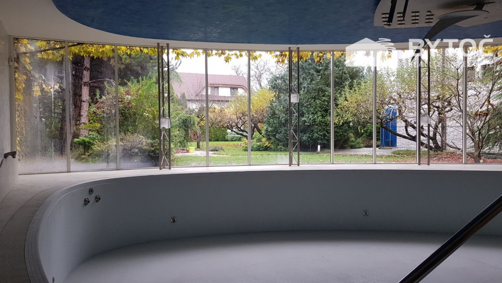BYTOČ RK - Predaj priestranného domu s bazénom a miestnosťou na fitness na Mostnej ul. v BA-Vrakuňa