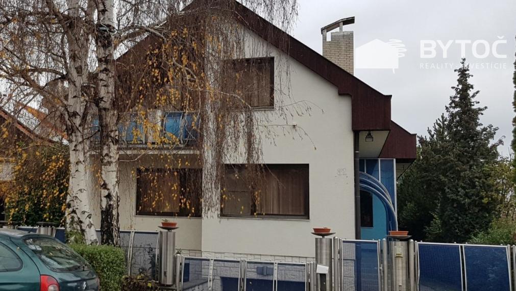 BYTOČ RK - Predaj priestranného RD s garážou na Mostnej ul. - BA-Vrakuňa
