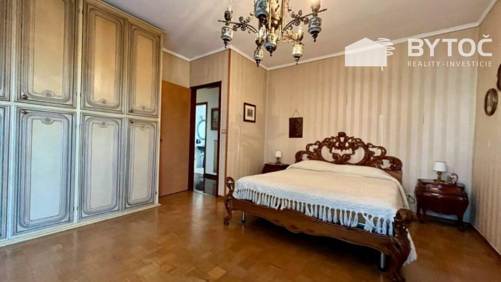 PREDANÉ!  Pekná villa s dvomi bytmi a záhradou v Taliansku pri ostrove Grado - Fiumicello!