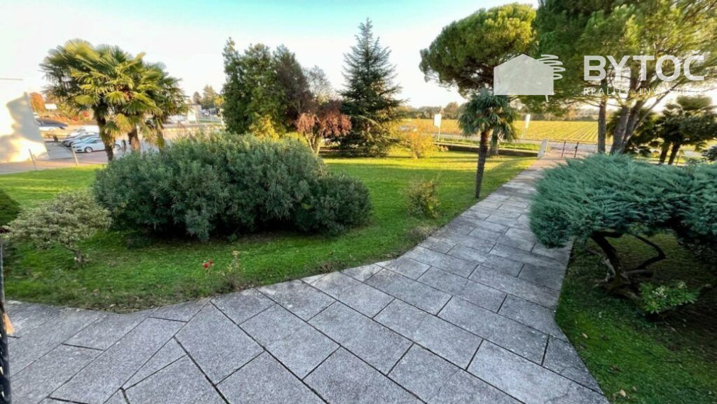 PREDANÉ!  Pekná villa s dvomi bytmi a záhradou v Taliansku pri ostrove Grado - Fiumicello!