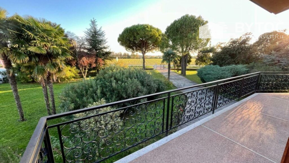 PREDANÉ!  Pekná villa s dvomi bytmi a záhradou v Taliansku pri ostrove Grado - Fiumicello!