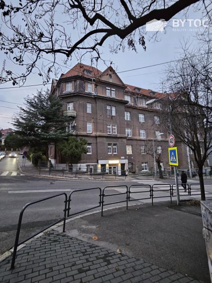 BYTOČ RK – Predaj priestranného 2-izb. bytu, Staré Mesto – Palisády, s možnosťou parkovania