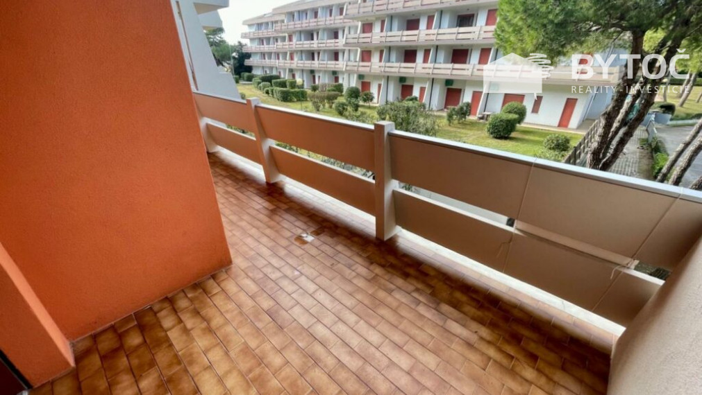 PREDANÉ! Svetlý 2-izb. apartmán s terasou a parkovaním v Taliansku Bibione