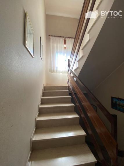 BYTOČ RK - radový 7-izb. RD so záhradkou v Taliansku na ostrove Grado - Cittá Giardino