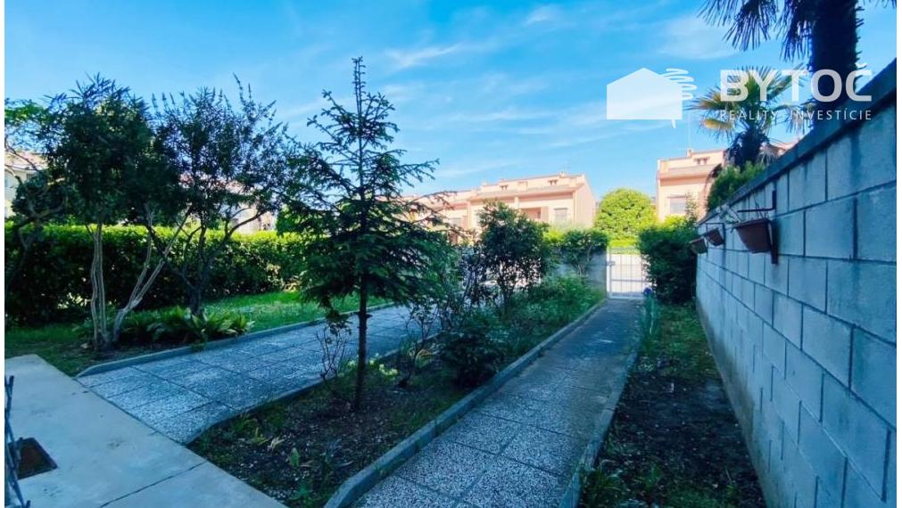 BYTOČ RK - radový 7-izb. RD so záhradkou v Taliansku na ostrove Grado - Cittá Giardino