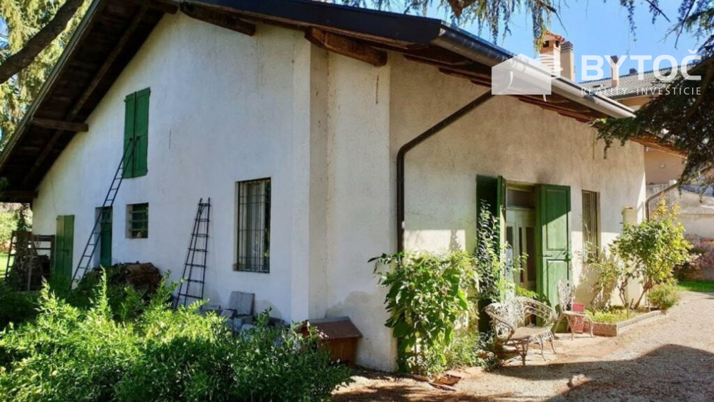 BYTOČ RK - historická 3-poch. villa s krásnou veľkou záhradou v Taliansku pri ostrove Grado - Fiumicello!