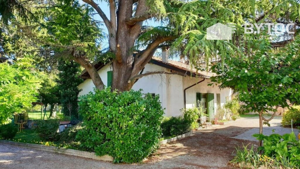 BYTOČ RK - historická 3-poch. villa s krásnou veľkou záhradou v Taliansku pri ostrove Grado - Fiumicello!