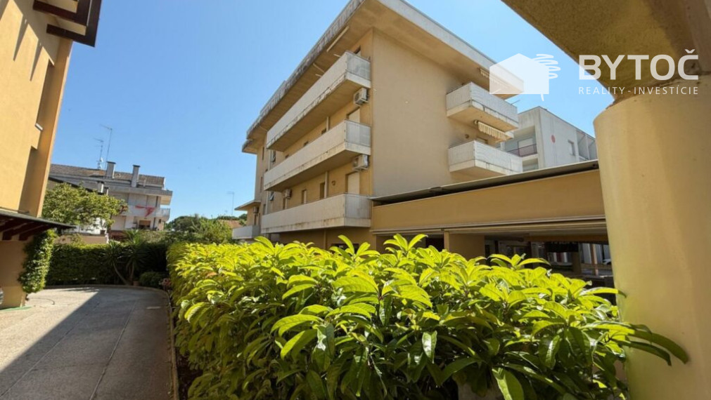 PREDANÉ! Svetlý 2-izb. apartmán s obrovskou terasou a parkovaním v Taliansku Bibione