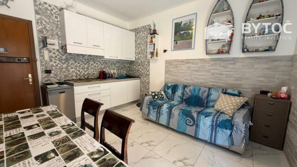 PREDANÉ! Svetlý 2-izb. apartmán s obrovskou terasou a parkovaním v Taliansku Bibione