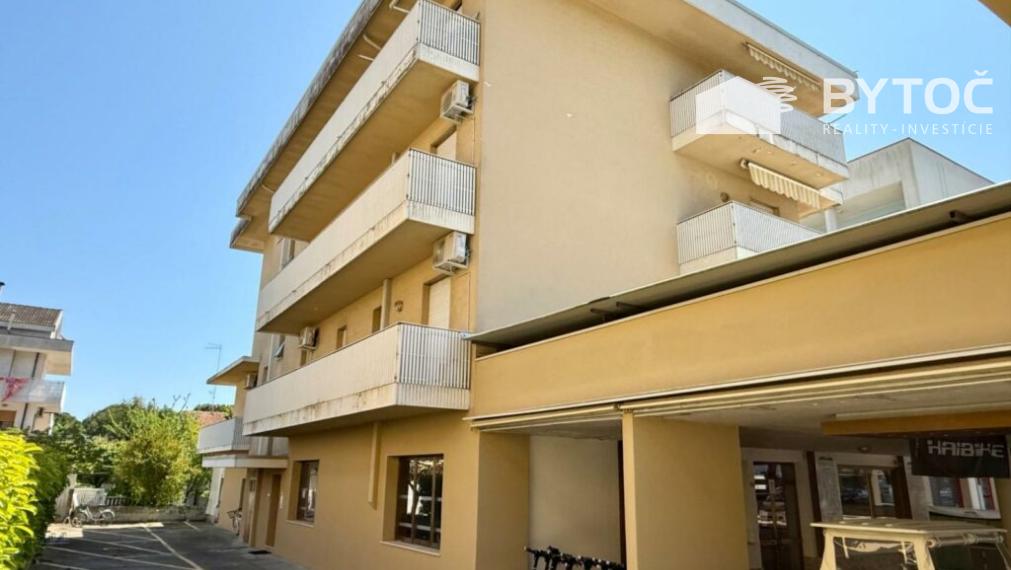 PREDANÉ! Svetlý 2-izb. apartmán s obrovskou terasou a parkovaním v Taliansku Bibione