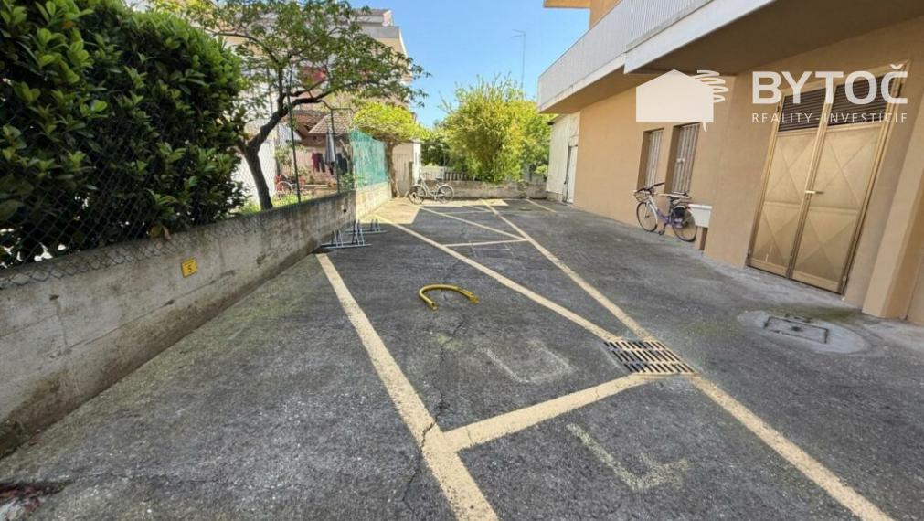 PREDANÉ! Svetlý 2-izb. apartmán s obrovskou terasou a parkovaním v Taliansku Bibione