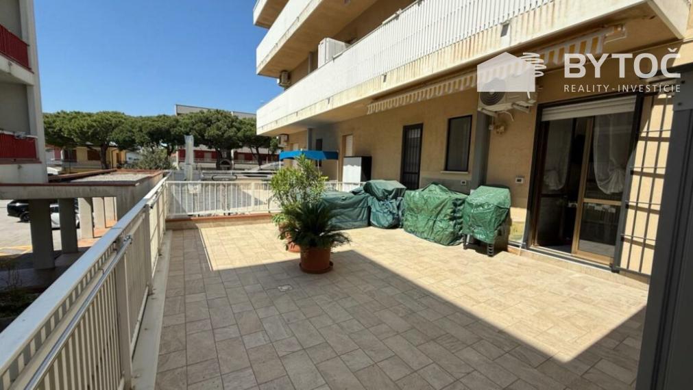 PREDANÉ! Svetlý 2-izb. apartmán s obrovskou terasou a parkovaním v Taliansku Bibione