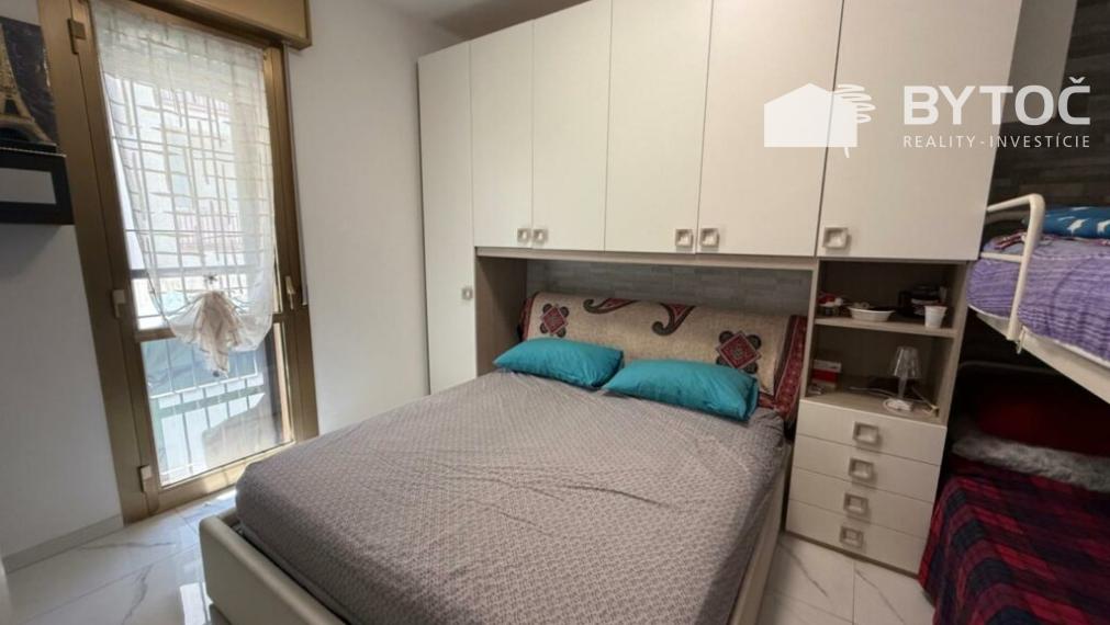 PREDANÉ! Svetlý 2-izb. apartmán s obrovskou terasou a parkovaním v Taliansku Bibione