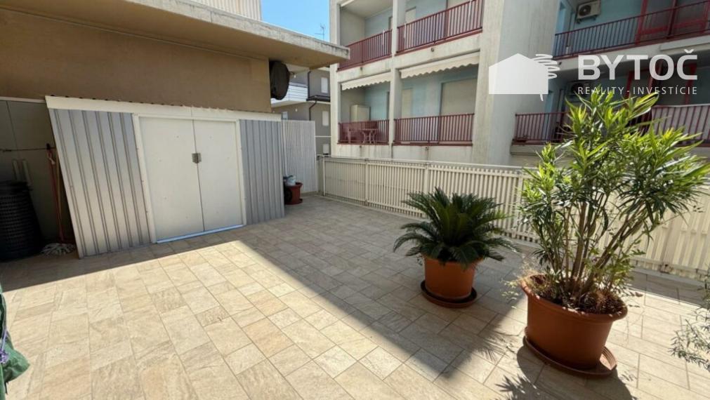 PREDANÉ! Svetlý 2-izb. apartmán s obrovskou terasou a parkovaním v Taliansku Bibione