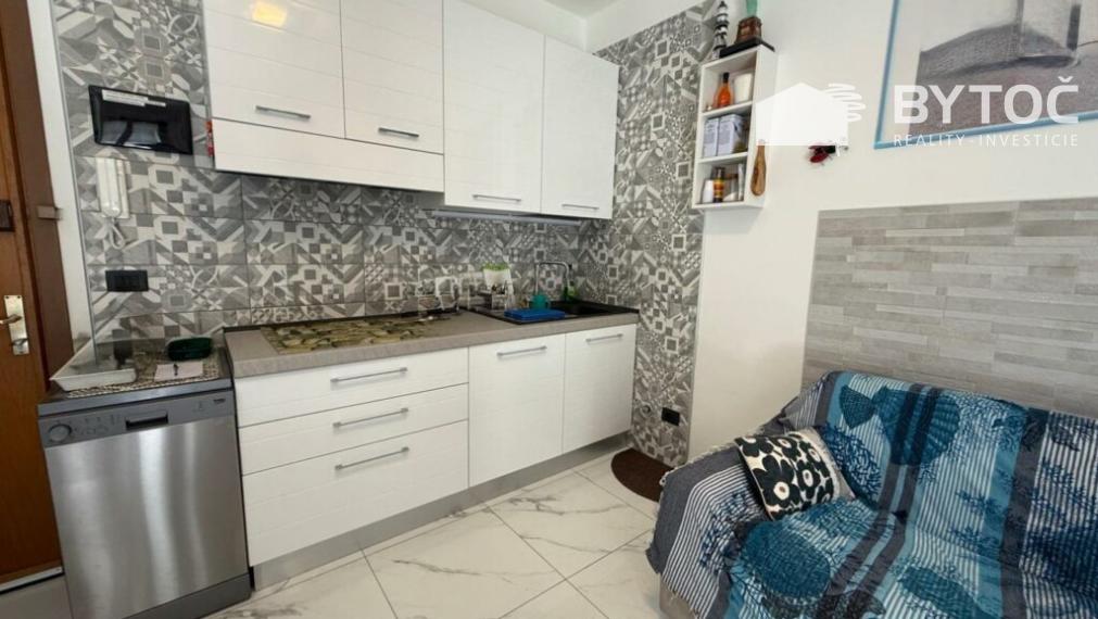 PREDANÉ! Svetlý 2-izb. apartmán s obrovskou terasou a parkovaním v Taliansku Bibione