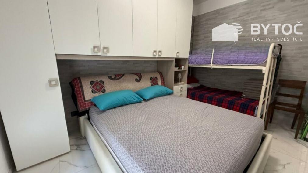 PREDANÉ! Svetlý 2-izb. apartmán s obrovskou terasou a parkovaním v Taliansku Bibione