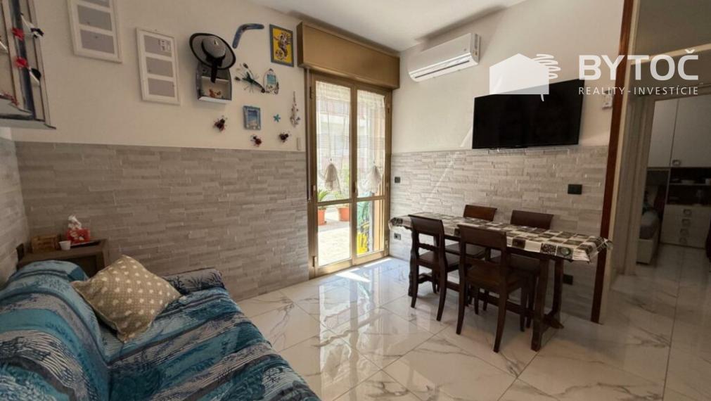 PREDANÉ! Svetlý 2-izb. apartmán s obrovskou terasou a parkovaním v Taliansku Bibione