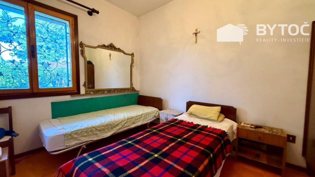 BYTOČ RK - 3-izb. radový RD/chata so záhradkou a krytým parkovaním v Taliansku - Bibione