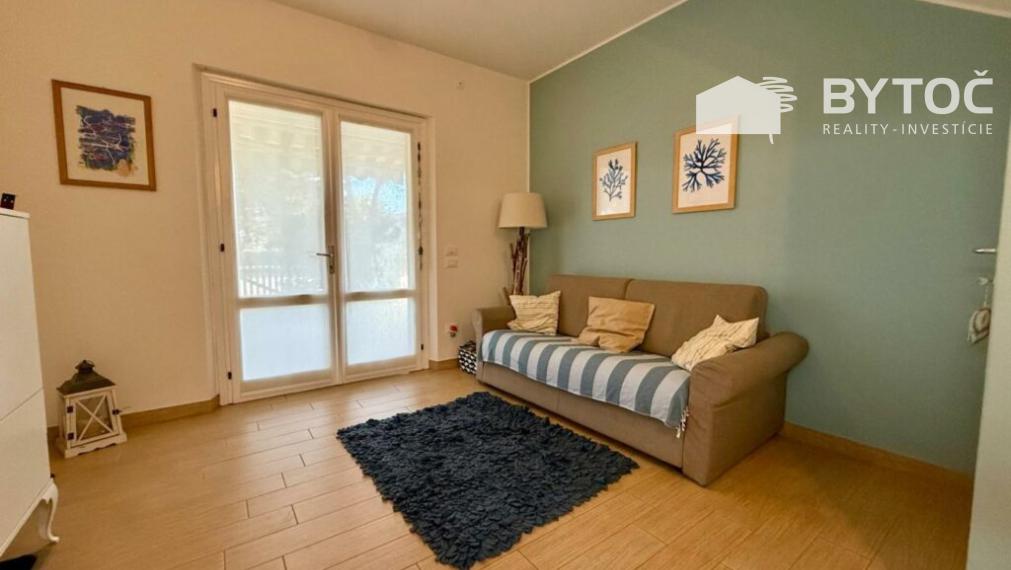 BYTOČ RK - 3-izb. mezonet/radový RD s 2x terasou, 2x loggiou a predzáhradkou v Taliansku - Bibione