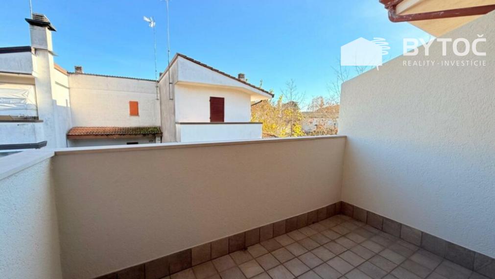 BYTOČ RK - 3-izb. mezonet/radový RD s 2x terasou, 2x loggiou a predzáhradkou v Taliansku - Bibione