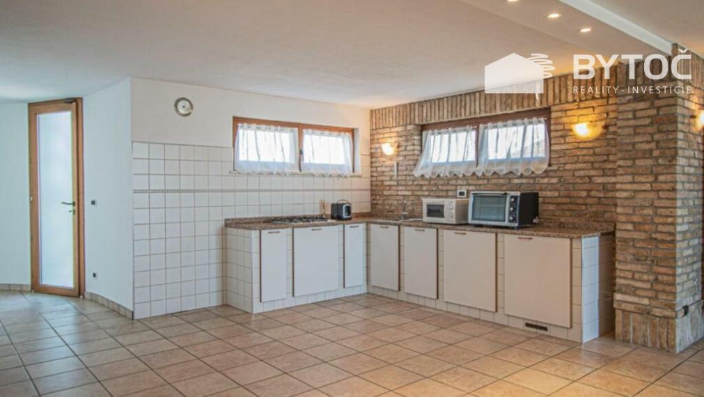 BYTOČ RK - 5-izb. RD s 2-garážou a veľkým pozemkom v Taliansku neďaleko pobrežia - Carlino