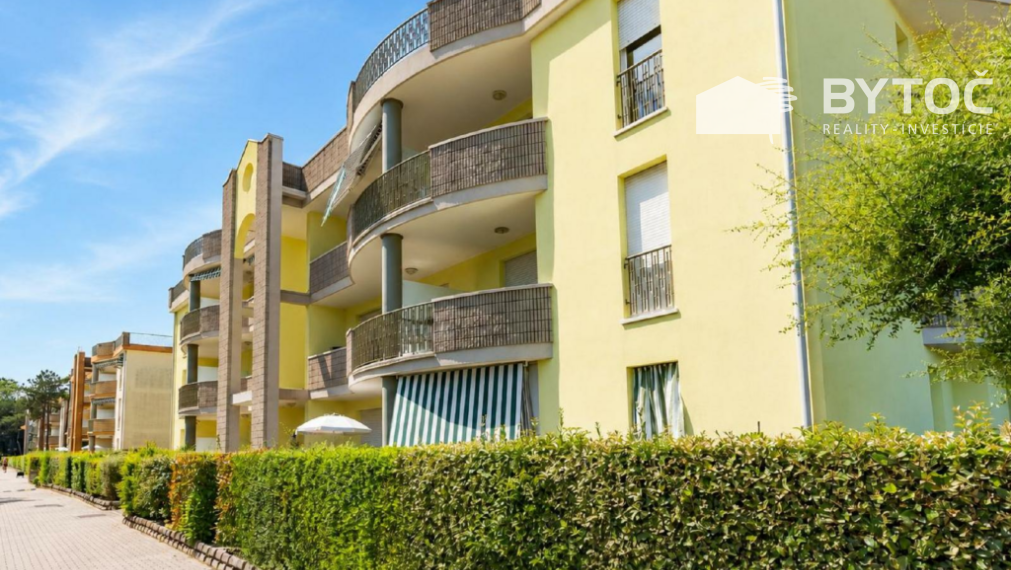 BYTOČ RK - Pekný 2-izb. apartmán s terasou a parkovaním 500m od pláže v Taliansku - Bibione