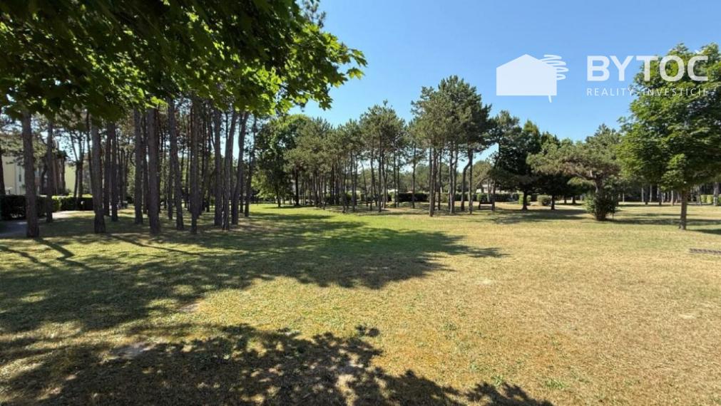 BYTOČ RK - Pekný 2-izb. apartmán s terasou a parkovaním 500m od pláže v Taliansku - Bibione
