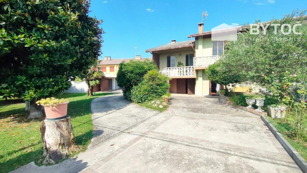 BYTOČ RK- Pekný 4-izb. RD s veľkou záhradou 3500m2 v Taliansku neďaleko pobrežia - Castello di Brussa