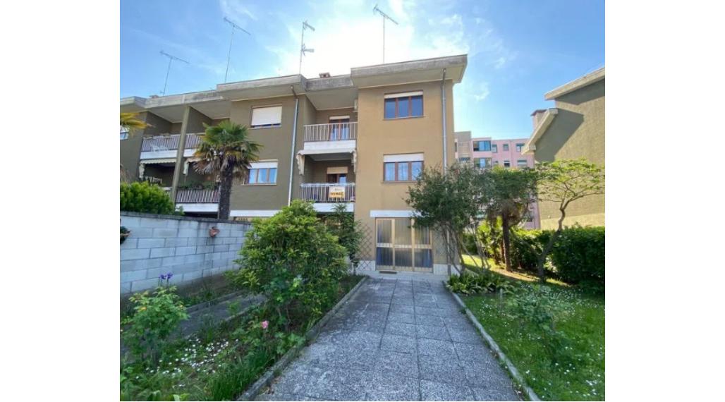 BYTOČ RK - radový 7-izb. RD so záhradkou v Taliansku na ostrove Grado - Cittá Giardino