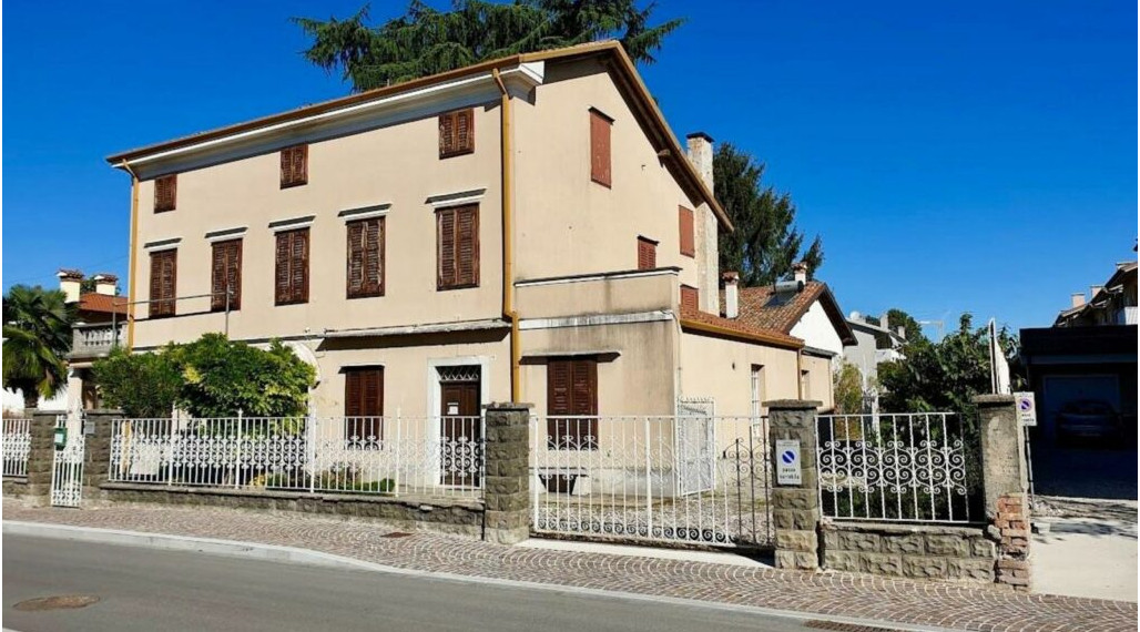 BYTOČ RK - historická 3-poch. villa s krásnou veľkou záhradou v Taliansku pri ostrove Grado - Fiumicello!