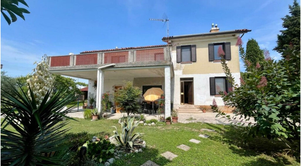 BYTOČ RK - samostatný 7-izb. RD v Taliansku neďaleko mora s krásnou záhradou 2.000 m2 - Fossalon