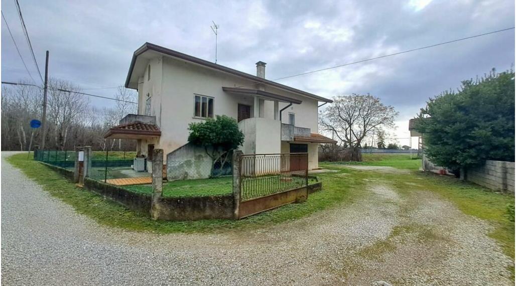 BYTOČ RK - samostatný 3-izb. RD v Taliansku neďaleko pobrežia - Latisana