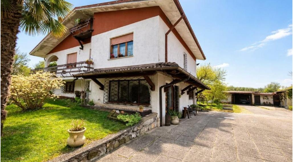 BYTOĆ RK - 4-izb. RD v Taliansku neďaleko pobrežia s pozemkom 1000m2 a garážou a garážou - Bagnaria Arsa