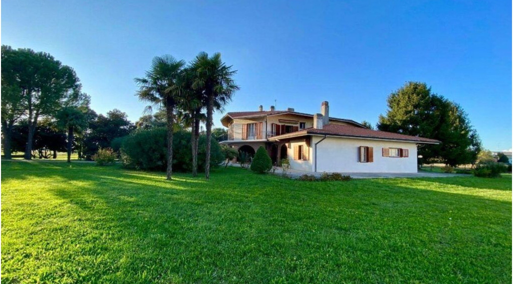 PREDANÉ!  Pekná villa s dvomi bytmi a záhradou v Taliansku pri ostrove Grado - Fiumicello!