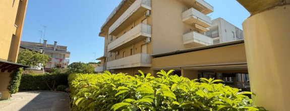 PREDANÉ! Svetlý 2-izb. apartmán s obrovskou terasou a parkovaním v Taliansku Bibione