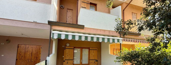 BYTOČ RK - 3-izb. mezonet/radový RD s 2x terasou, 2x loggiou a predzáhradkou v Taliansku - Bibione