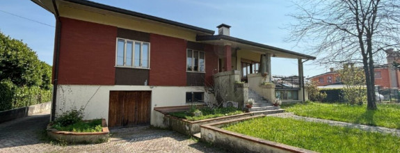 PREDANÉ! 5-izb. RD s garážou a záhradou 3000m2 v Taliansku neďaleko pobrežia - Marano Lagunare