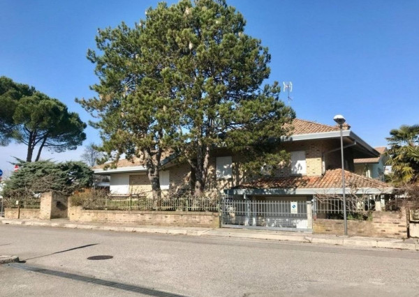 BYTOČ RK - samostatná 6,5-izb. vila s garážou a záhradou v Taliansku pri ostrove Grado - Aquileia!