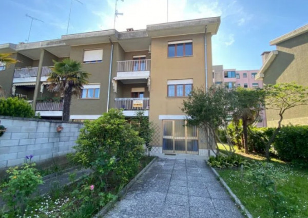 BYTOČ RK - radový 7-izb. RD so záhradkou v Taliansku na ostrove Grado - Cittá Giardino