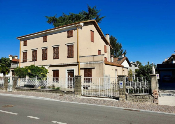 BYTOČ RK - historická 3-poch. villa s krásnou veľkou záhradou v Taliansku pri ostrove Grado - Fiumicello!