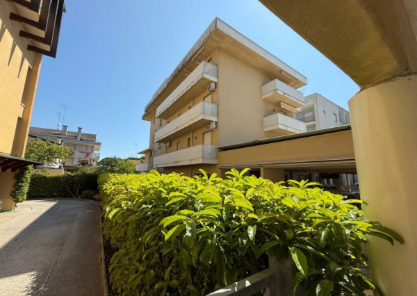 PREDANÉ! Svetlý 2-izb. apartmán s obrovskou terasou a parkovaním v Taliansku Bibione