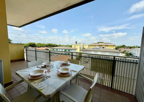 PREDANÉ! Svetlý 2-izb. apartmán s veľkou terasou a parkovaním v Taliansku Bibione