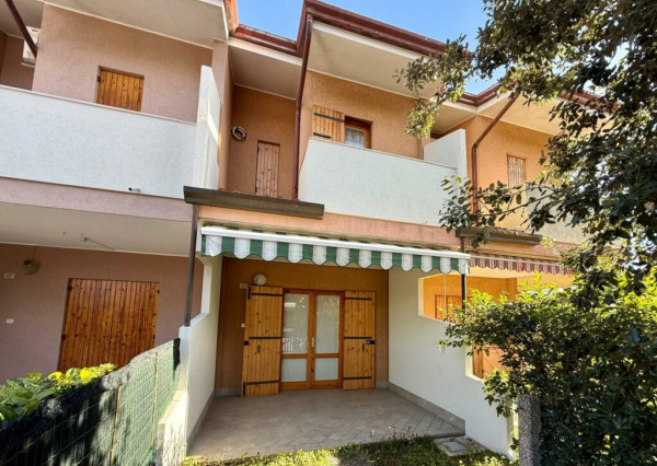 BYTOČ RK - 3-izb. mezonet/radový RD s 2x terasou, 2x loggiou a predzáhradkou v Taliansku - Bibione