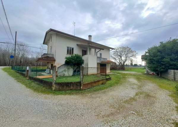 BYTOČ RK - samostatný 3-izb. RD v Taliansku neďaleko pobrežia - Latisana