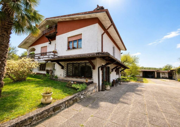 BYTOĆ RK - 4-izb. RD v Taliansku neďaleko pobrežia s pozemkom 1000m2 a garážou a garážou - Bagnaria Arsa