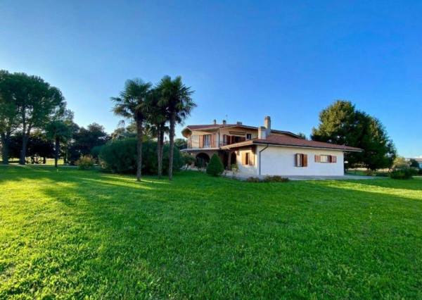 PREDANÉ!  Pekná villa s dvomi bytmi a záhradou v Taliansku pri ostrove Grado - Fiumicello!