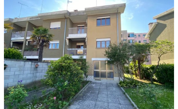 BYTOČ RK - radový 7-izb. RD so záhradkou v Taliansku na ostrove Grado - Cittá Giardino