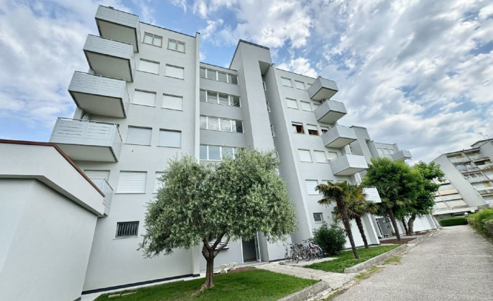 PREDANÉ! 3-izb. apartmán pri mori s veľkými terasami v Taliansku neďaleko Lignano - Aprilia Marittima - fotografia 13