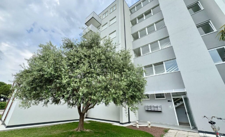 PREDANÉ! 3-izb. apartmán pri mori s veľkými terasami v Taliansku neďaleko Lignano - Aprilia Marittima - fotografia 12
